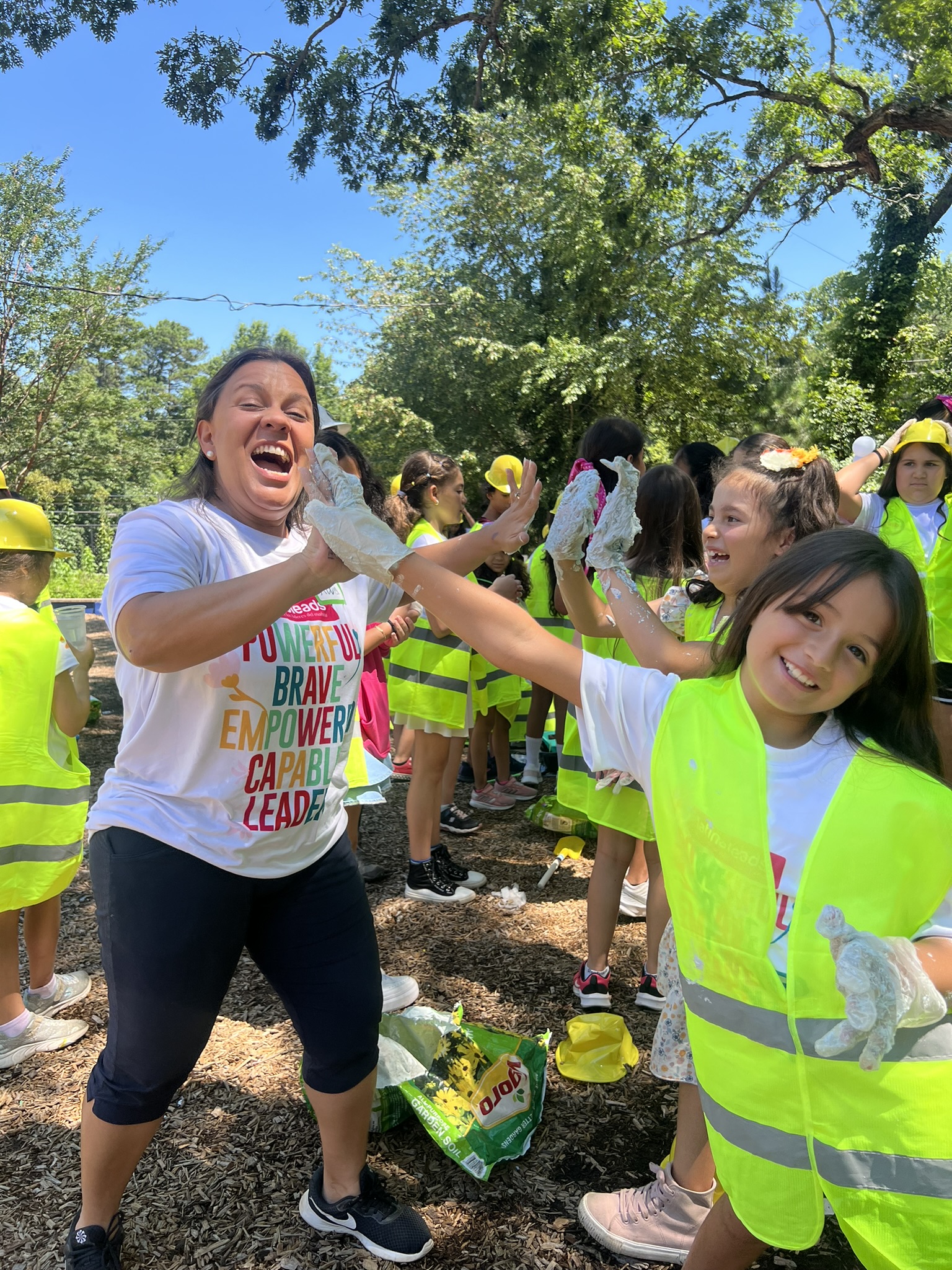 Niñas disfrutando actividades del campamento